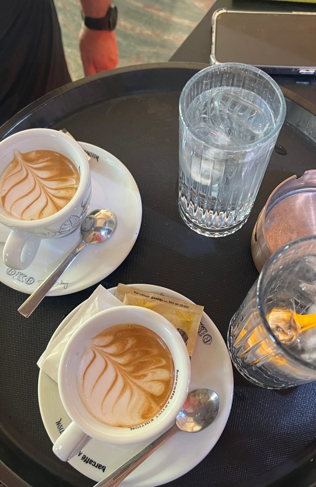 Kava i koktel na stolu, Caffe Bar Crystal