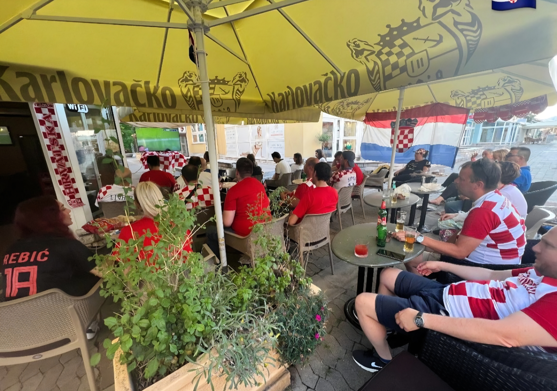 Navijači u Caffe Bar Crystal na Rabu